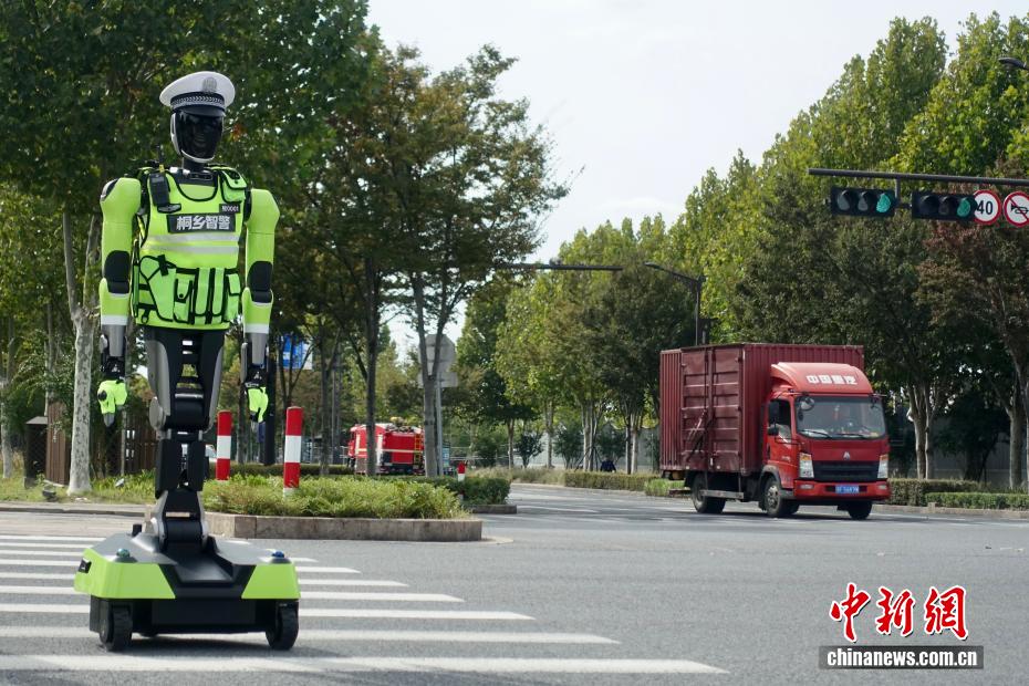 Ô Trấn: Robot cảnh sát giao thông hỗ trợ điều tiết phương tiện trên đường