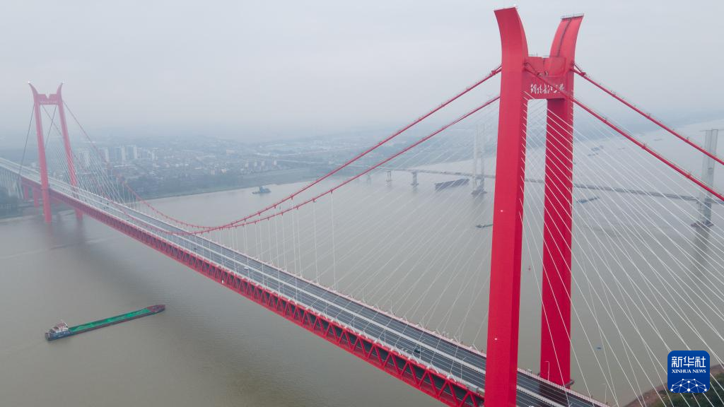 Trung Quốc khai trương cầu dây văng hai tầng đầu tiên trên sông Dương Tử