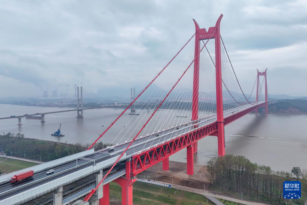 Trung Quốc khai trương cầu dây văng hai tầng đầu tiên trên sông Dương Tử