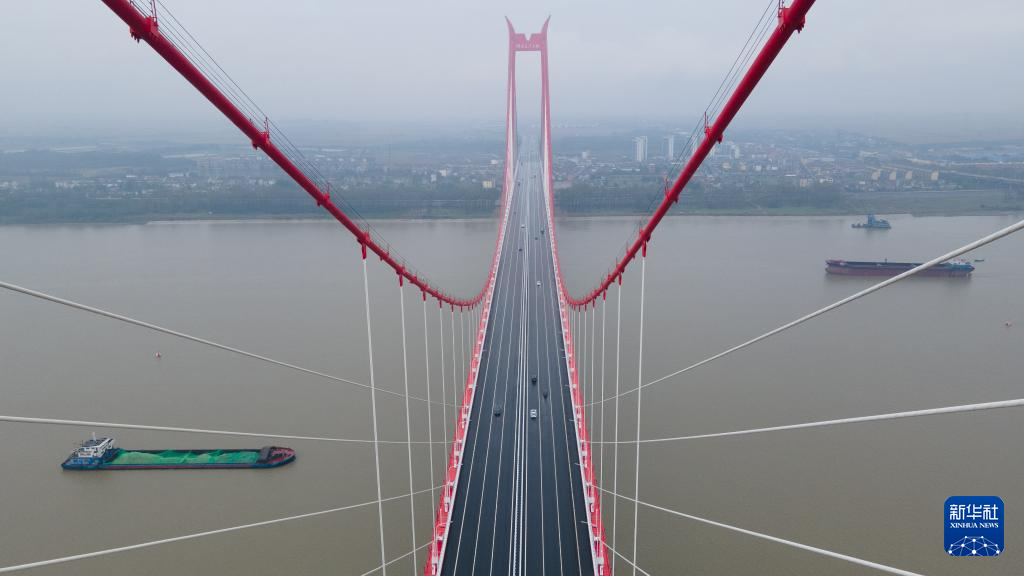 Trung Quốc khai trương cầu dây văng hai tầng đầu tiên trên sông Dương Tử