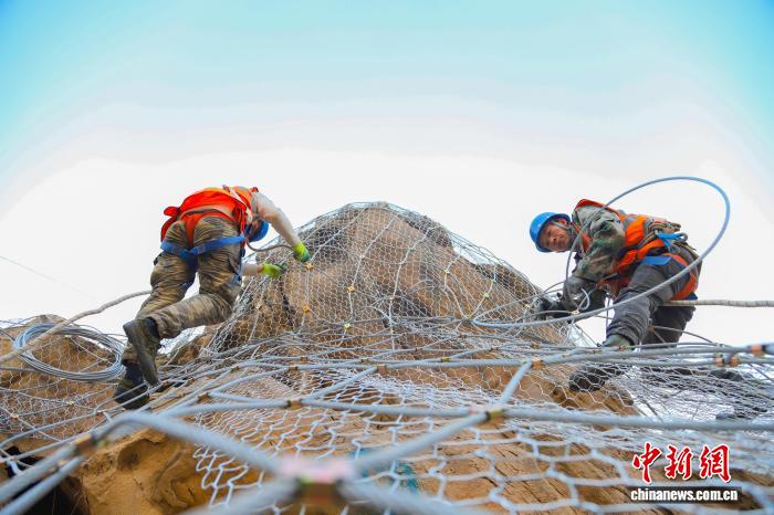 “Spider-Man” đường sắt lắp đặt “áo giáp chống sạt lở” cho vách đá