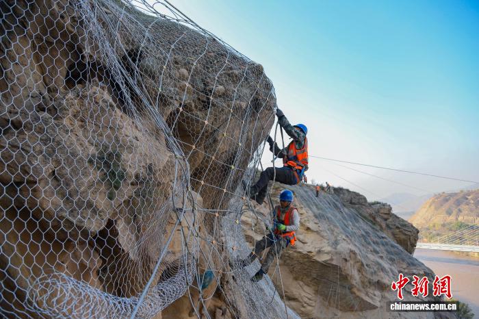 “Spider-Man” đường sắt lắp đặt “áo giáp chống sạt lở” cho vách đá