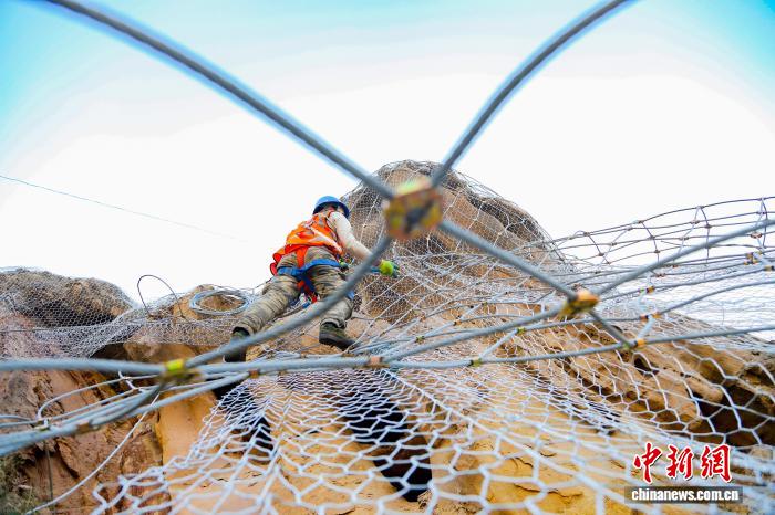 “Spider-Man” đường sắt lắp đặt “áo giáp chống sạt lở” cho vách đá