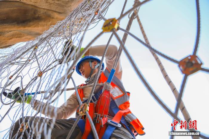 “Spider-Man” đường sắt lắp đặt “áo giáp chống sạt lở” cho vách đá