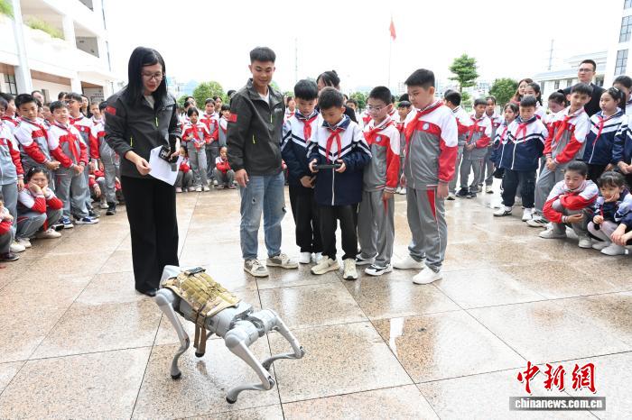 Lan tỏa tình hữu nghị Trung - Việt qua chương trình giao lưu, tìm hiểu công nghệ dành cho thiếu nhi biên giới