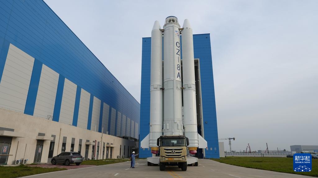 Tên lửa Trường Chinh-8A Y5 được vận chuyển tới bệ phóng