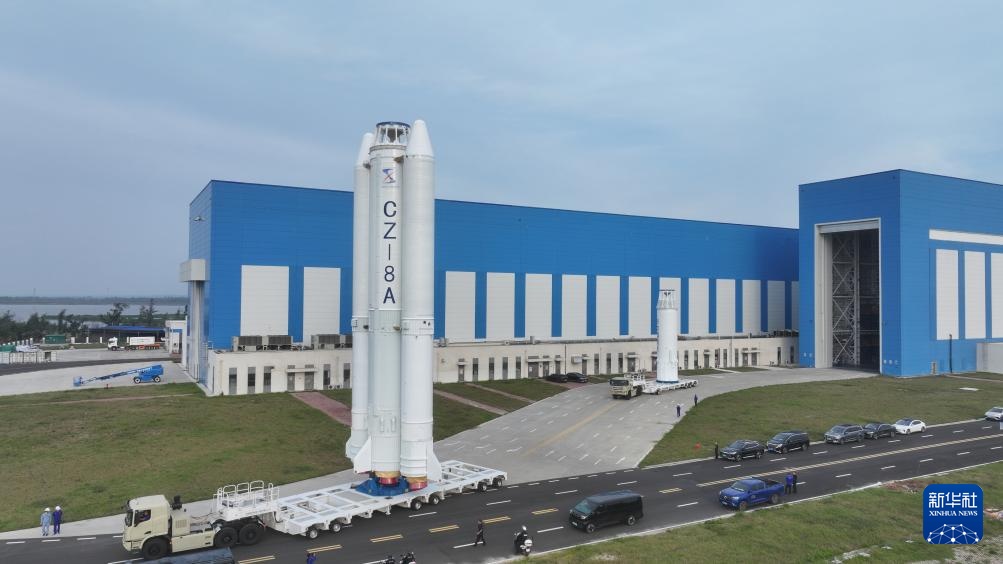 Tên lửa Trường Chinh-8A Y5 được vận chuyển tới bệ phóng