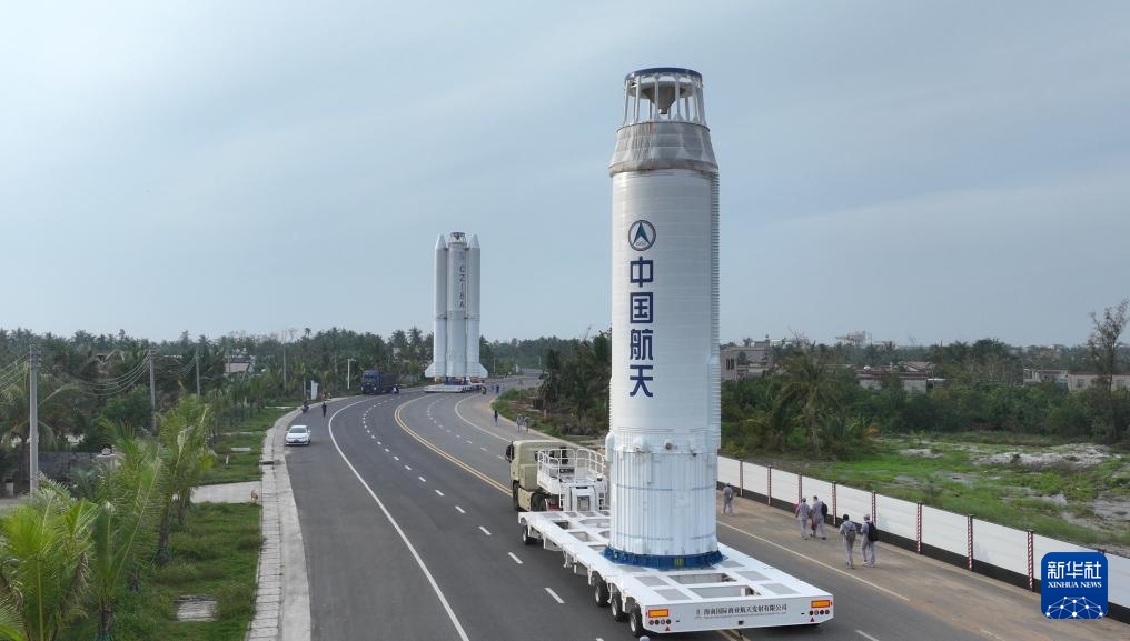 Tên lửa Trường Chinh-8A Y5 được vận chuyển tới bệ phóng