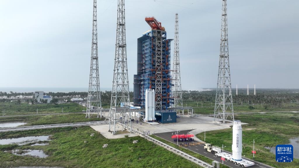 Tên lửa Trường Chinh-8A Y5 được vận chuyển tới bệ phóng