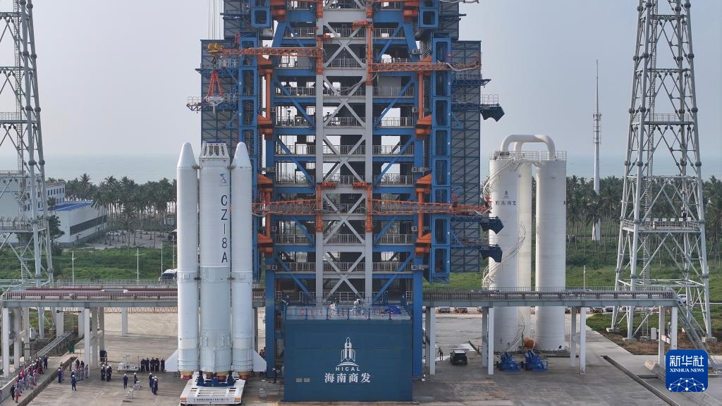 Tên lửa Trường Chinh-8A Y5 được vận chuyển tới bệ phóng