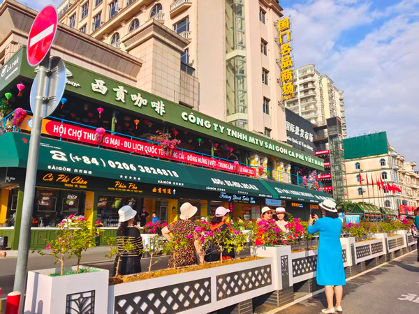 Du khách tham quan tại cửa khẩu Đông Hưng, Trung Quốc.