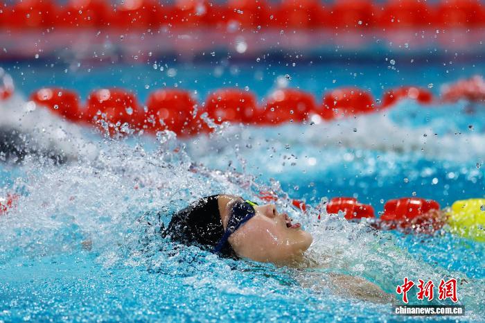 Ngày 11 tháng 11, tại nhà thi đấu dưới nước của Trung tâm Thể thao Universiade Thâm Quyến, nơi diễn ra chung kết nội dung bơi 200 mét hỗn hợp nữ của Đại hội Thể thao Toàn quốc Trung Quốc lần thứ 15, Vu Tử Địch, sinh năm 2012, đã giành HCV với thành tích 2 phút 07 giây 41, phá kỷ lục châu Á của Diệp Thi Văn tại Olympic London 2012. Hình ảnh Vu Tử Địch đang thi đấu. Ảnh: Hàn Hải Đan - Phóng viên Chinanews