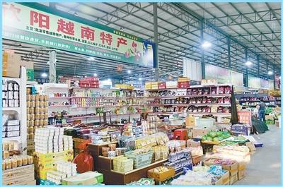 Cửa hàng đặc sản Việt Nam trong Trung tâm giao dịch trái cây Trung Quốc — ASEAN (Sùng Tả). Ảnh: Bàng Cách Bình - Phóng viên Nhân Dân nhật báo