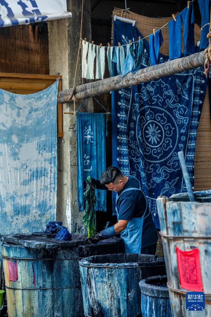 Nghệ thuật nhuộm chàm của người Bạch Trung Quốc