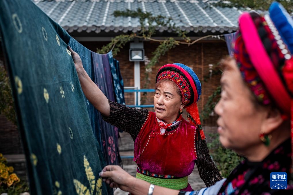 Nghệ thuật nhuộm chàm của người Bạch Trung Quốc