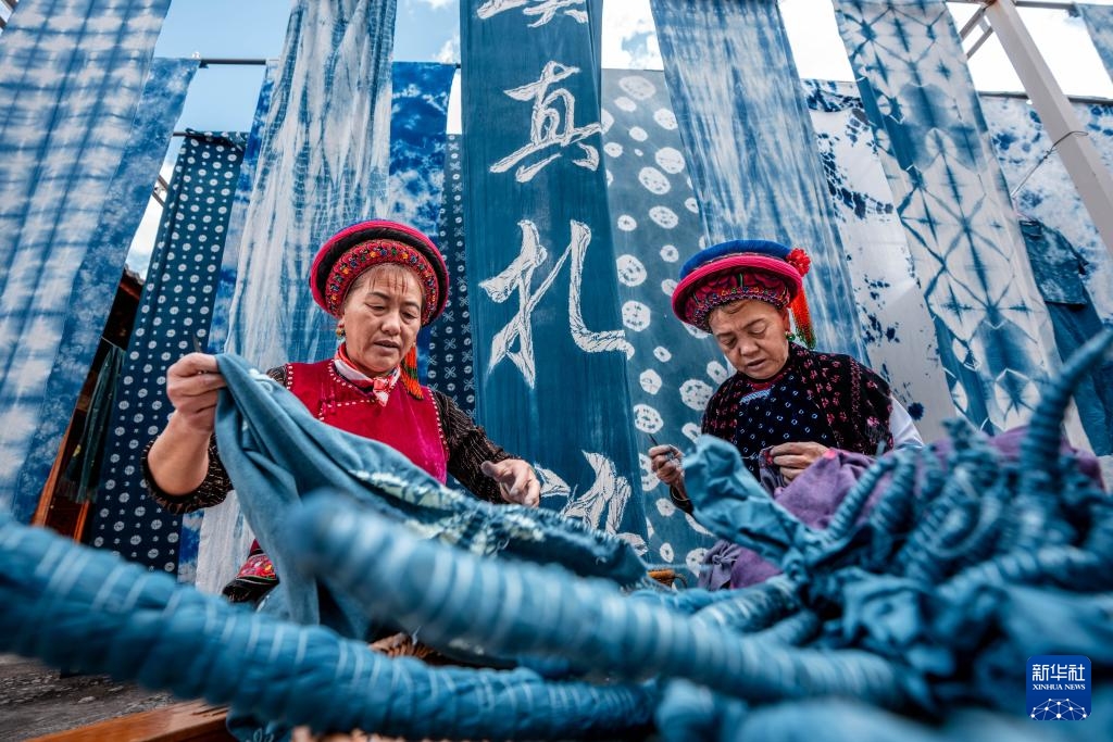 Nghệ thuật nhuộm chàm của người Bạch Trung Quốc