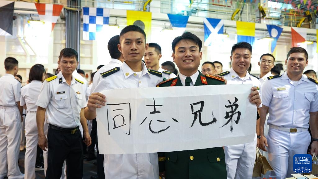 Ngày 23 tháng 11, biên đội số 989 của Hải quân Trung Quốc tổ chức tiệc chiêu đãi trên boong tàu Trường Bạch Sơn, quân nhân hai nước Trung Quốc và Việt Nam cầm với tác phẩm thư pháp với nội dung “Đồng chí huynh đệ”. Theo Tân Hoa xã (Ảnh: Vương Lỗi)