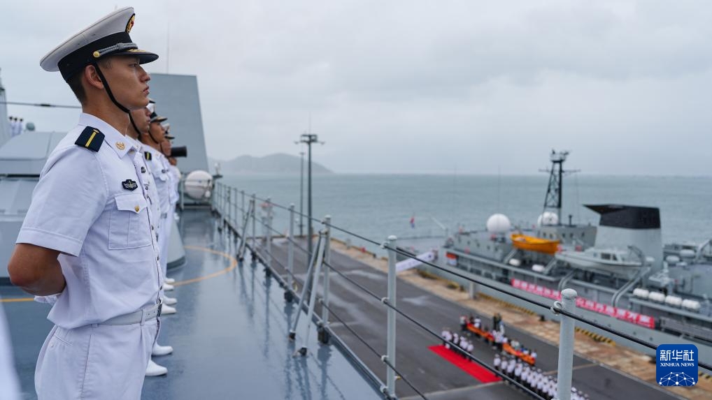 Ngày 25 tháng 11, biên đội tàu 989 của Hải quân Trung Quốc rời cảng Cam Ranh để đến Malaysia, kết thúc chuyến thăm hữu nghị Việt Nam kéo dài 4 ngày. Các cán bộ, binh sĩ Trung Quốc xếp đội hình tại các khu vực trên tàu. Theo Tân Hoa xã (Ảnh: Vương Lỗi)