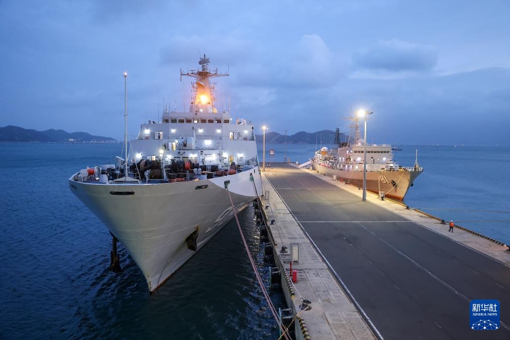 Tối 24 tháng 11, tàu Trường Bạch Sơn và tàu Trịnh Hòa của Hải quân Trung Quốc đậu tại bến cảng Cam Ranh, Việt Nam. Theo Tân Hoa xã (Ảnh: Lữ Chí Hạo)