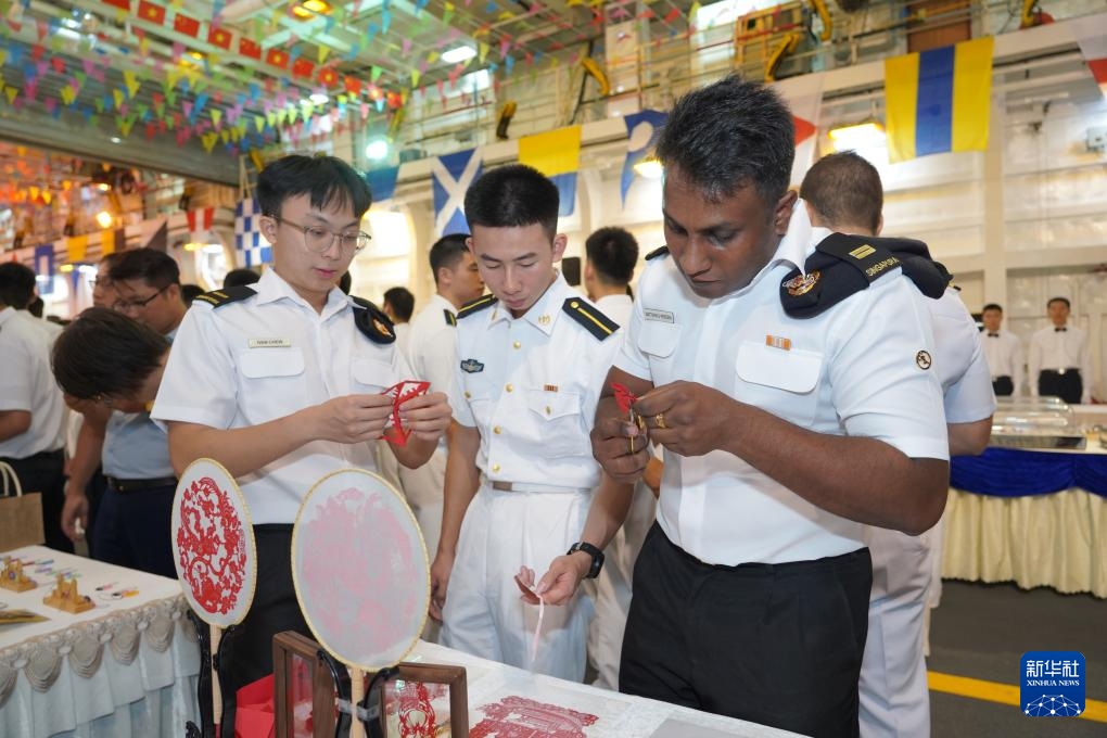 Ngày 23 tháng 11, biên đội tàu 989 của Hải quân Trung Quốc tổ chức tiệc chiêu đãi trên boong tàu Trường Bạch Sơn, quân nhân nước ngoài trải nghiệm nghệ thuật cắt giấy. Theo Tân Hoa xã (Ảnh: Vu Đào)