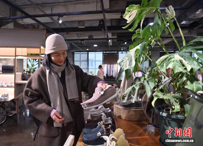 Blogger thời trang U70 ở Trường Xuân thể hiện “thời trang tóc bạc”