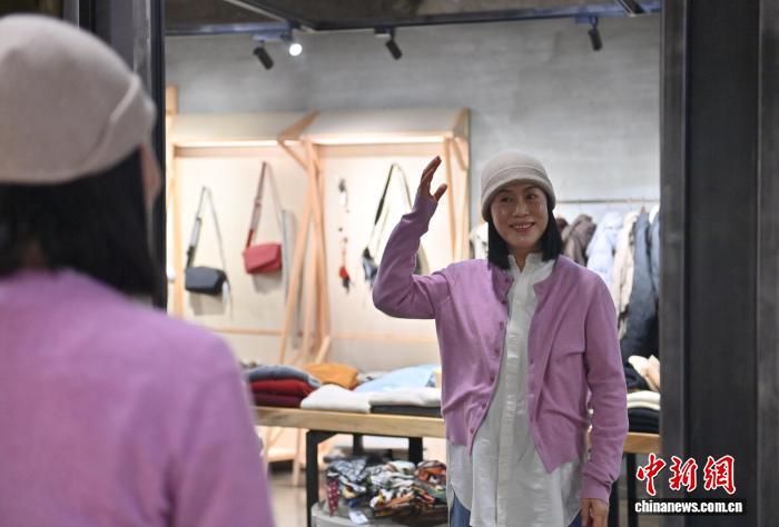 Blogger thời trang U70 ở Trường Xuân thể hiện “thời trang tóc bạc”