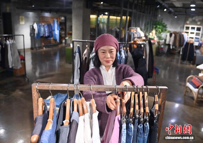 Blogger thời trang U70 ở Trường Xuân thể hiện “thời trang tóc bạc”