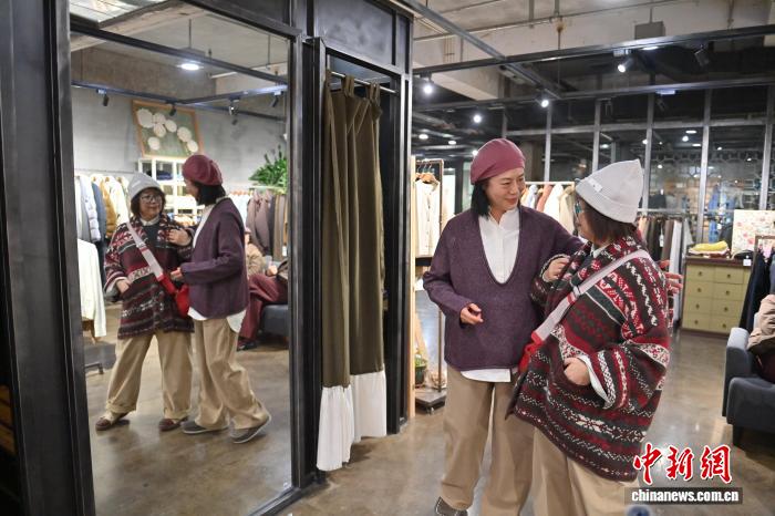 Blogger thời trang U70 ở Trường Xuân thể hiện “thời trang tóc bạc”