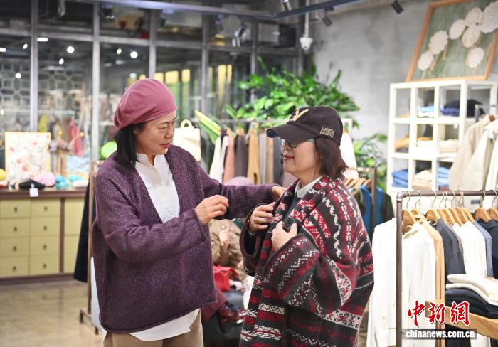 Blogger thời trang U70 ở Trường Xuân thể hiện “thời trang tóc bạc”