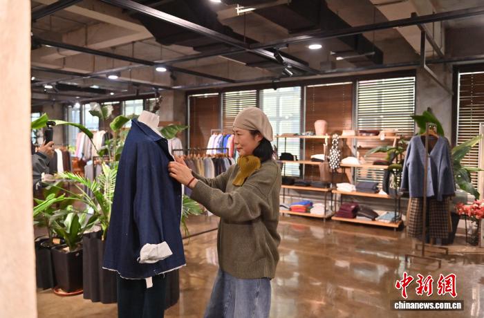 Blogger thời trang U70 ở Trường Xuân thể hiện “thời trang tóc bạc”