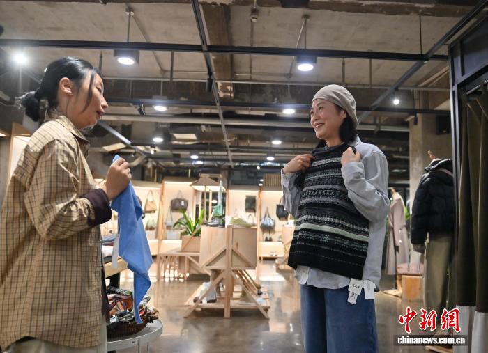 Blogger thời trang U70 ở Trường Xuân thể hiện “thời trang tóc bạc”