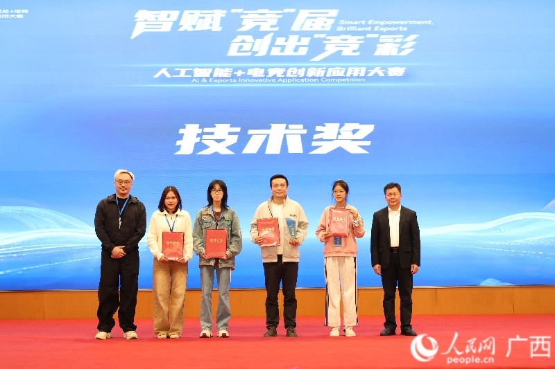 Các đội giành được “Giải Công nghệ”. Ảnh: Vĩ Hoan – Nhân Dân nhật báo điện tử