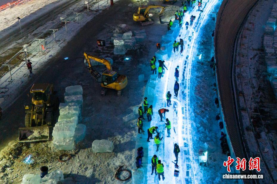 Đường trượt băng Super Ice Slide trong Công viên Thế giới Băng Tuyết Cáp Nhĩ Tân được khẩn trương xây dựng