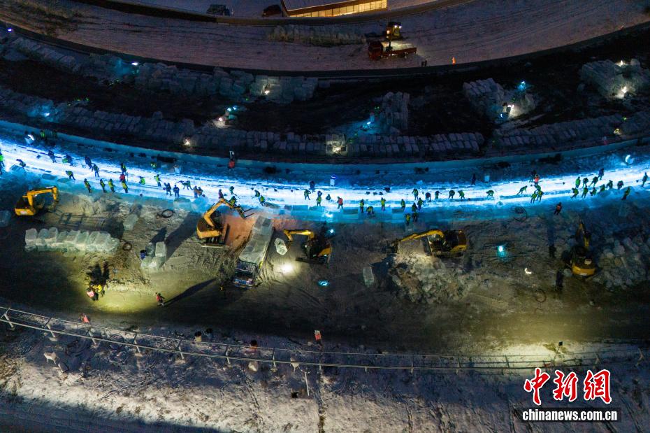 Đường trượt băng Super Ice Slide trong Công viên Thế giới Băng Tuyết Cáp Nhĩ Tân được khẩn trương xây dựng