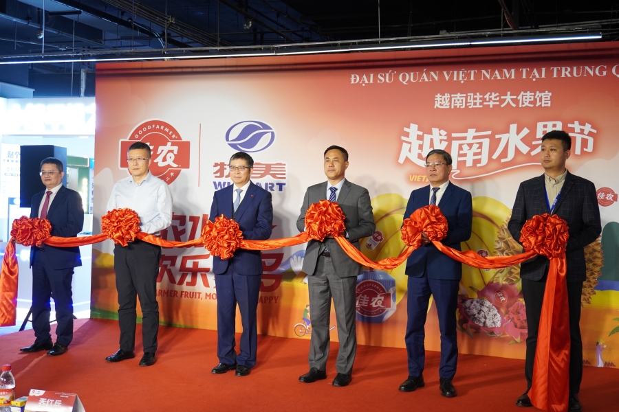 Nghi thức cắt băng khai mạc chương trình. Ảnh: Dụ Lượng - Nhân Dân nhật báo điện tử