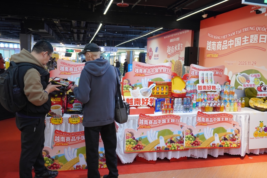 Người tiêu dùng Trung Quốc tìm hiểu về sản phẩm Việt Nam tại chương trình. Ảnh: Dụ Lượng - Nhân Dân nhật báo điện tử