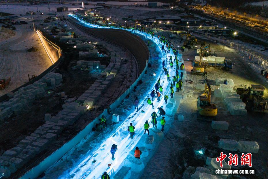 Đường trượt băng Super Ice Slide trong Công viên Thế giới Băng Tuyết Cáp Nhĩ Tân được khẩn trương xây dựng