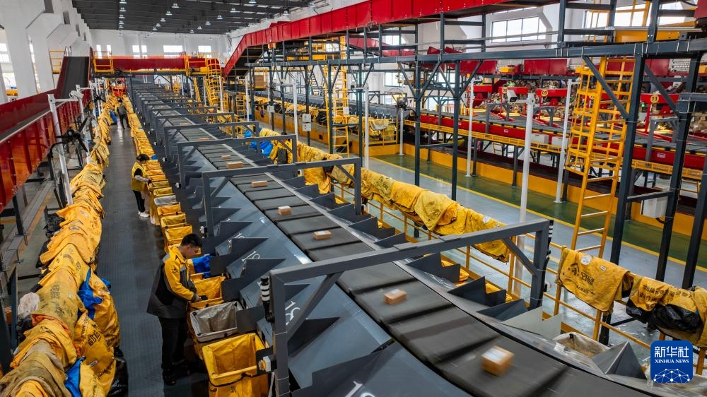 Số lượng hàng chuyển phát nhanh của Trung Quốc lần đầu vượt mốc 180 tỷ kiện