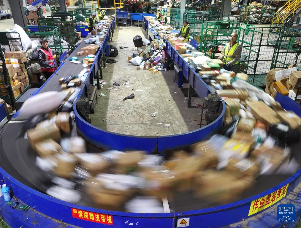 Số lượng hàng chuyển phát nhanh của Trung Quốc lần đầu vượt mốc 180 tỷ kiện