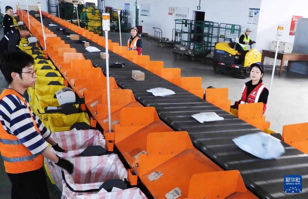 Số lượng hàng chuyển phát nhanh của Trung Quốc lần đầu vượt mốc 180 tỷ kiện