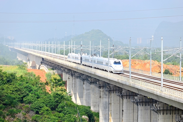 Vận hành thử nghiệm tàu cao tốc đoạn Sùng Tả - Bằng Tường của tuyến đường sắt cao tốc Nam Ninh – Bằng Tường.  Ảnh: Trần Tuyền Nhậm