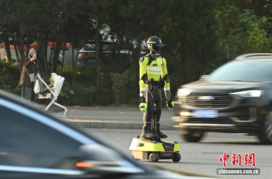 “Cảnh sát giao thông AI” tham gia điều tiết phương tiện tại Hàng Châu