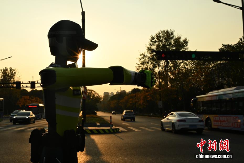 “Cảnh sát giao thông AI” tham gia điều tiết phương tiện tại Hàng Châu