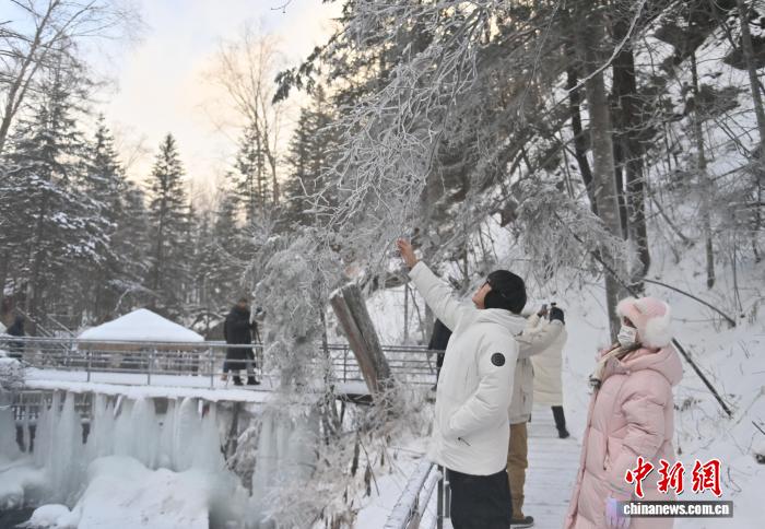 Cảnh tuyết tại núi Trường Bạch thu hút du khách