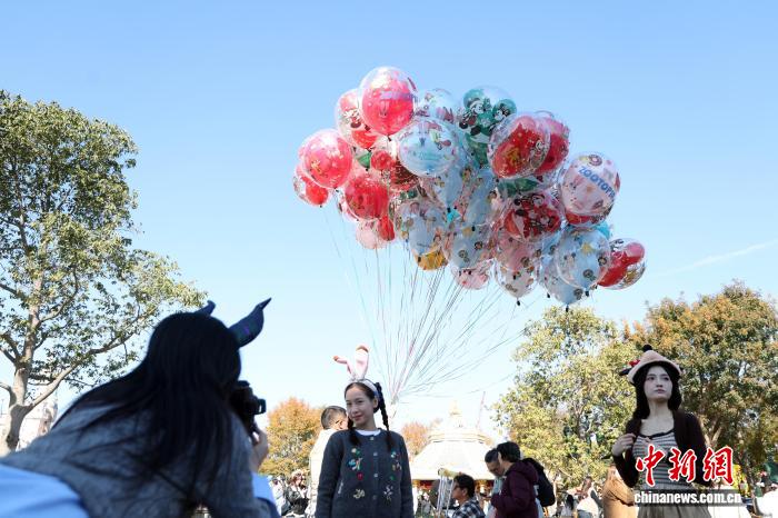 Disney Winter Magic Cavalcade tại Thượng Hải thu hút đông đảo du khách