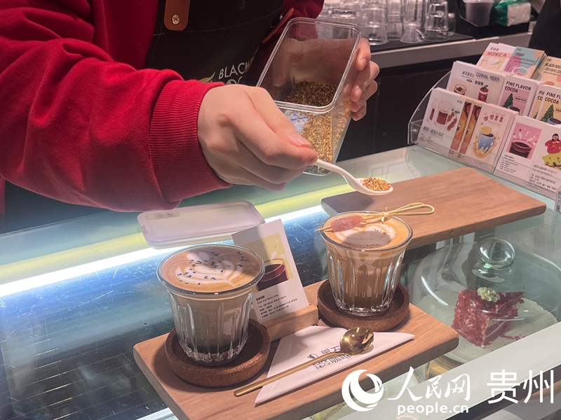 Nhân viên quán Cafe Hắc Thạch pha chế cà phê. Ảnh: Trần Khiết Tuyền - Phóng viên Nhân Dân nhật báo điện tử