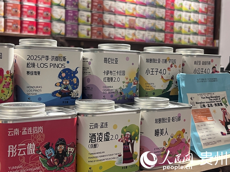 Hạt cà phê chín bày bán tại quán Cafe Hắc Thạch. Ảnh: Trần Khiết Tuyền - Phóng viên Nhân Dân nhật báo điện tử