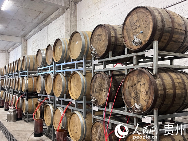 Những thùng ủ bia thủ công bằng gỗ sồi xếp ngay ngắn trong nhà máy bia TripSmith tại Quý Dương. Ảnh: Trần Khiết Tuyền - Phóng viên Nhân Dân nhật báo điện tử