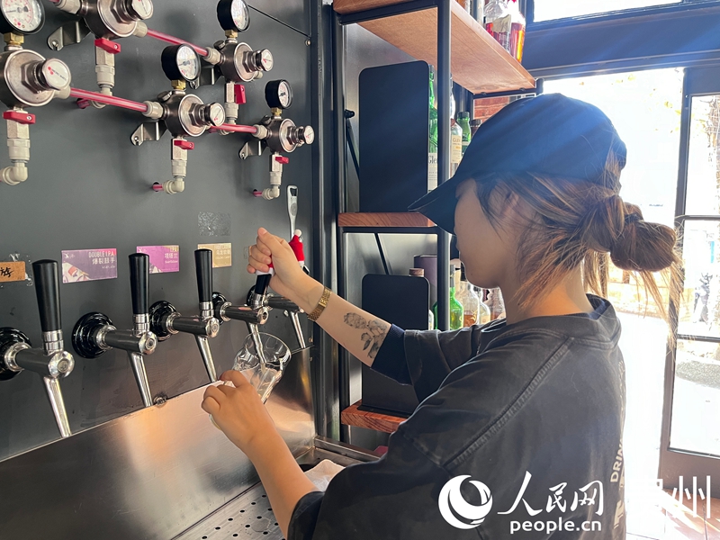 Thợ ủ bia đang lấy bia tại một nhà máy bia ở Quý Châu. Ảnh: Trần Khiết Tuyền - Phóng viên Nhân Dân nhật báo điện tử