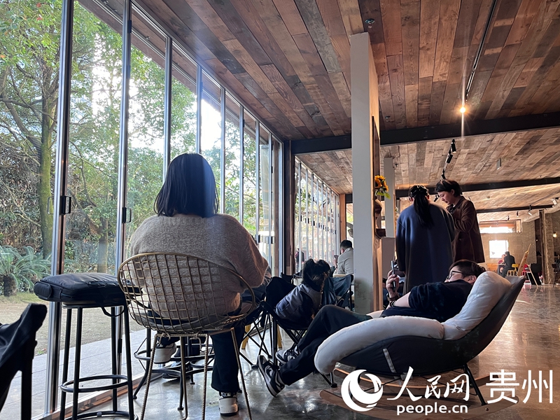 Người dân và du khách thưởng thức “bộ ba thức uống mới”, thư thả tận hưởng cuộc sống đầy thi vị. Ảnh: Trần Khiết Tuyền - Phóng viên Nhân Dân nhật báo điện tử